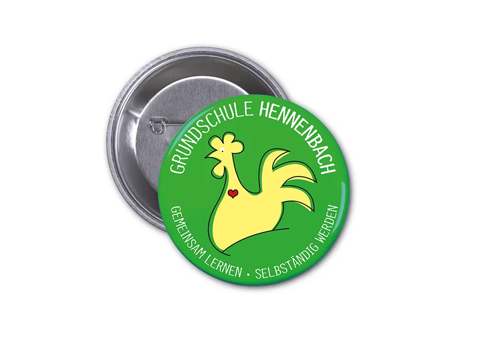 Logoentwicklung für die Grundschule Hennenbach - hier als Beispiel auf einem Button